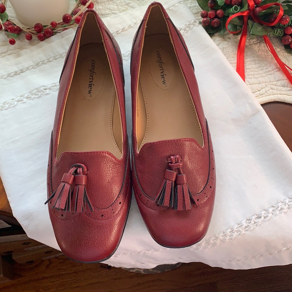 Women Within Aster Flat  (Oxblood color)